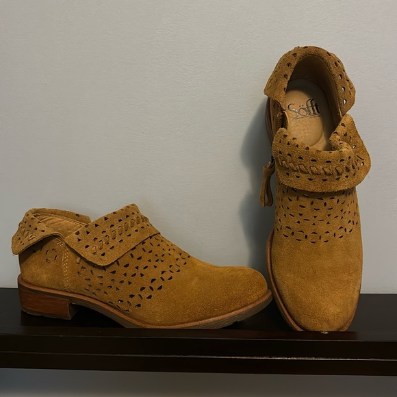 Soft suede ankle bootie, size 7 - Picture 1 of 9